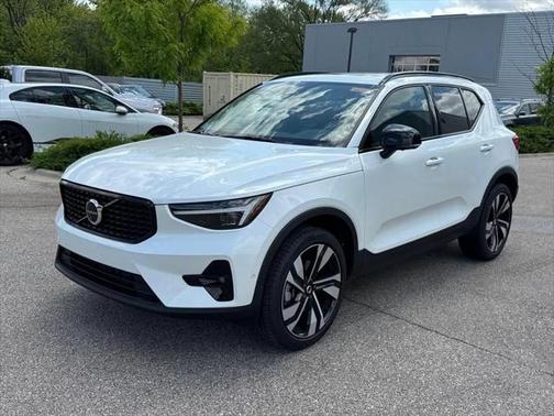2025 Volvo XC40 B5 Plus Dark Theme