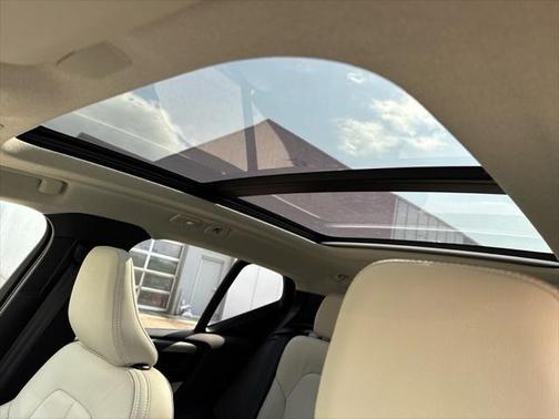 2025 Volvo XC40 B5 Plus Dark Theme