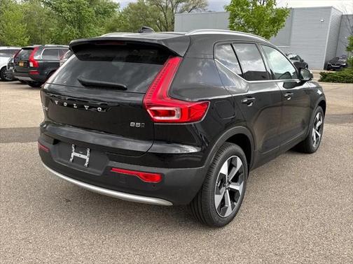 2025 Volvo XC40 B5 Core Bright Theme