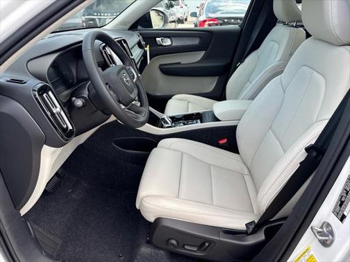 2025 Volvo XC40 B5 Plus Dark Theme