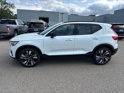 2025 Volvo XC40 B5 Plus Dark Theme