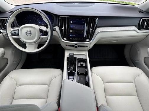 2024 Volvo V60 Cross Country B5 Plus