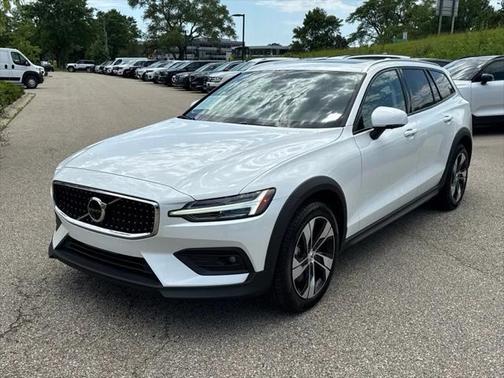 2024 Volvo V60 Cross Country B5 Plus