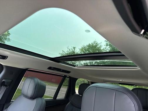 2025 Land Rover Range Rover P530 SE 7 Seat