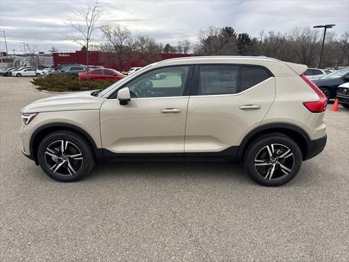 2025 Volvo XC40 B5 Core Bright Theme