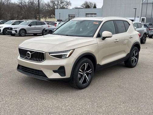 2025 Volvo XC40 B5 Core Bright Theme