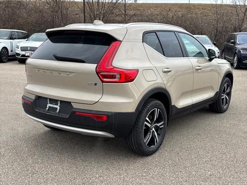 2025 Volvo XC40 B5 Core Bright Theme