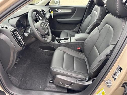 2025 Volvo XC40 B5 Core Bright Theme