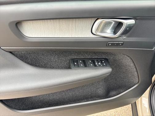 2025 Volvo XC40 B5 Core Bright Theme