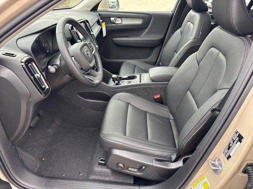 2025 Volvo XC40 B5 Core Bright Theme