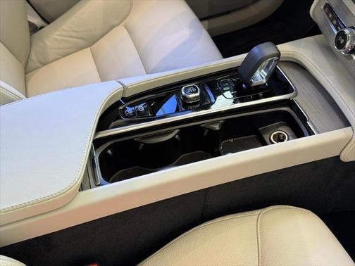 2025 Volvo XC90 B6 Plus 7-Seater