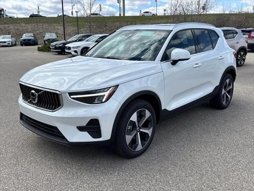 2025 Volvo XC40 B5 Core Bright Theme