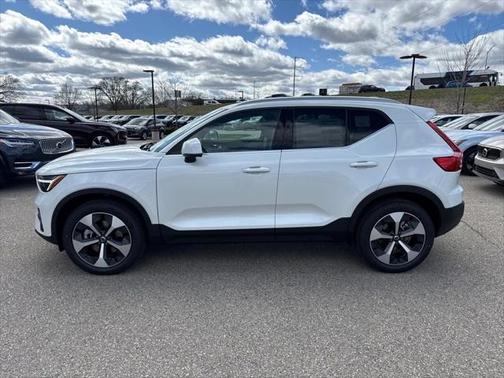 2025 Volvo XC40 B5 Core Bright Theme