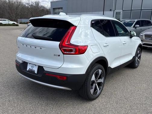 2025 Volvo XC40 B5 Core Bright Theme