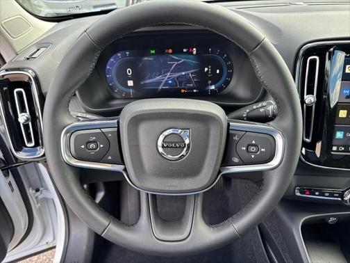 2025 Volvo XC40 B5 Core Bright Theme