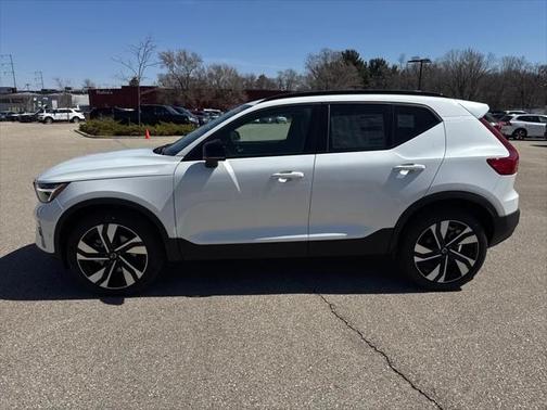2025 Volvo XC40 B5 Plus Dark Theme