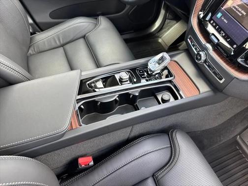 2024 Volvo XC60 Recharge Plug-In Hybrid T8 Ultimate Dark Theme