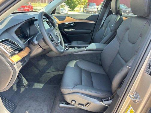 2025 Volvo XC90 B6 Plus 7-Seater