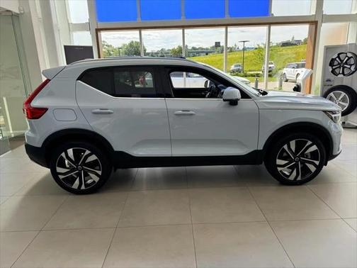 2024 Volvo XC40 B5 Plus Bright Theme