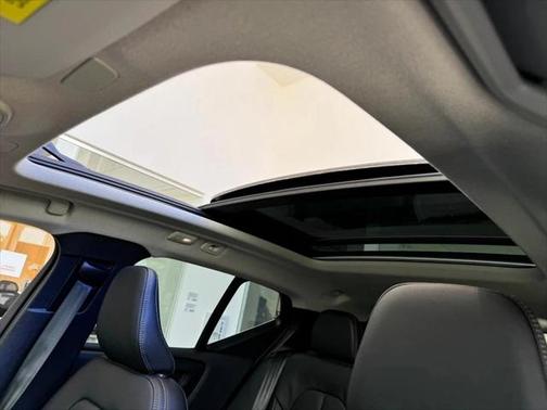 2024 Volvo XC40 B5 Plus Bright Theme