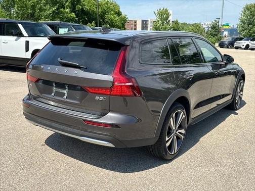 2024 Volvo V60 Cross Country B5 Plus