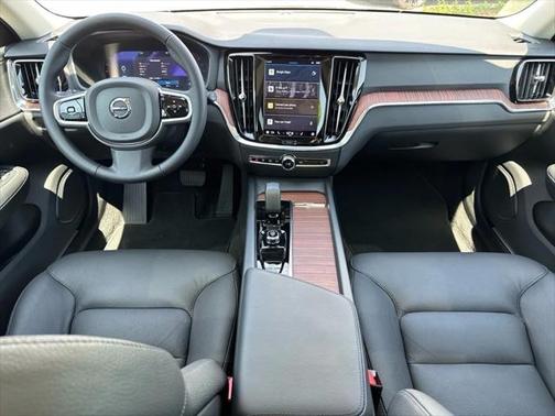 2024 Volvo V60 Cross Country B5 Plus