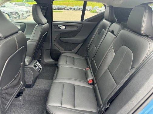 2025 Volvo XC40 B5 Ultra Dark Theme