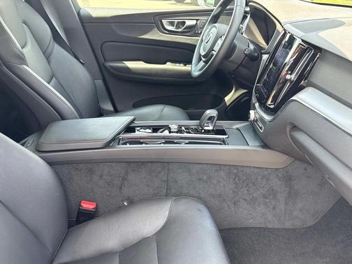 2025 Volvo XC60 B5 Core