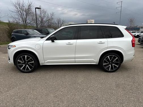 2023 Volvo XC90 Recharge Plug-In Hybrid T8 Plus Dark Theme 7-Seater