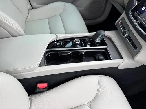 2023 Volvo XC90 Recharge Plug-In Hybrid T8 Plus Dark Theme 7-Seater