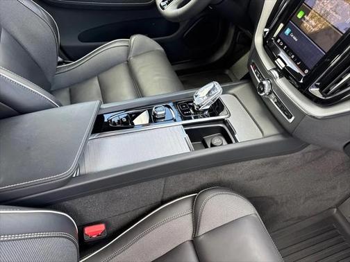 2024 Volvo XC60 Recharge Plug-In Hybrid T8 Ultimate Dark Theme