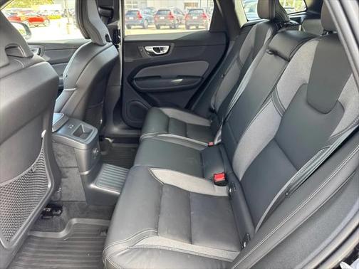 2024 Volvo XC60 Recharge Plug-In Hybrid T8 Ultimate Dark Theme