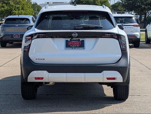 Aspen White Tricoat 2026 Nissan Kicks SV