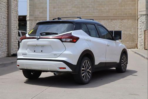 Aspen White Tricoat/Super Black 2023 Nissan Kicks SV