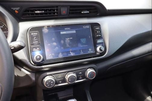Aspen White Tricoat/Super Black 2023 Nissan Kicks SV