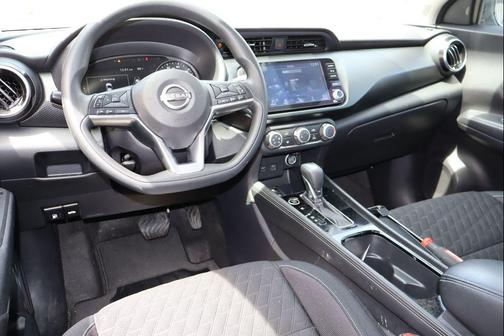 Aspen White Tricoat/Super Black 2023 Nissan Kicks SV
