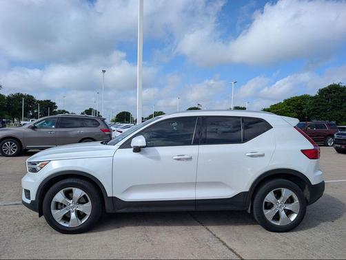 White 2022 Volvo XC40 T4 Momentum