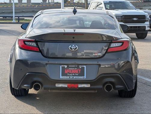 Pavement 2023 Toyota GR86 Base