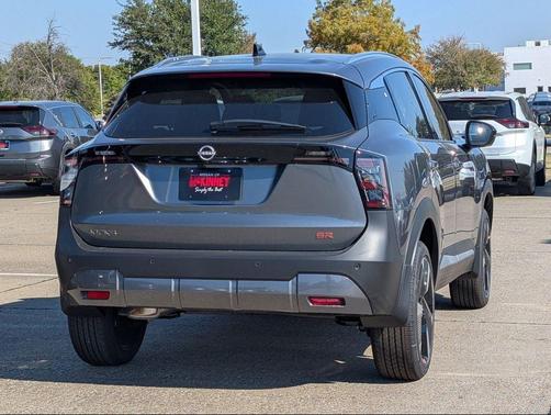 Gun Metallic/Scarlet Ember Tintcoat 2026 Nissan Kicks SR