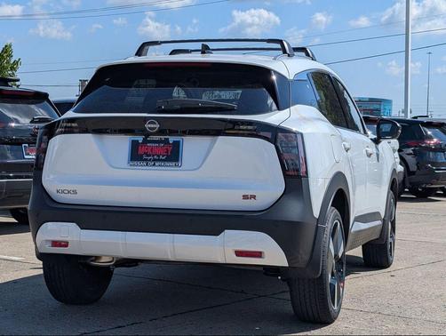 Aspen White Tricoat 2026 Nissan Kicks SR