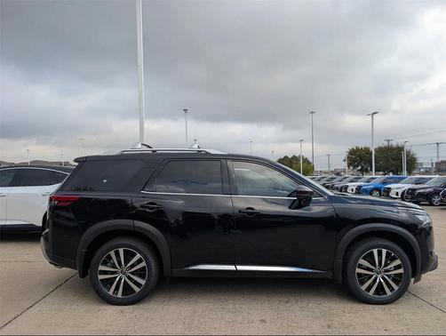 2025 Nissan Pathfinder Platinum FWD