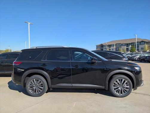 2025 Nissan Pathfinder SL 4WD