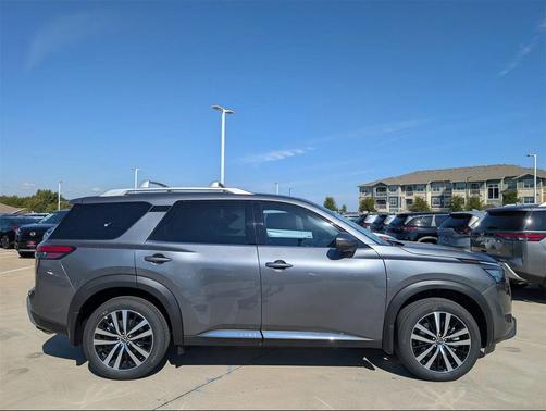 2025 Nissan Pathfinder Platinum FWD