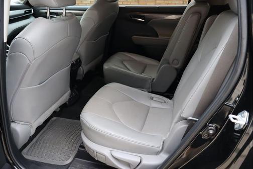 Midnight Black 2024 Toyota Highlander Platinum