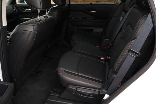 Everest White Pearl Tricoat 2025 Nissan Pathfinder SL 4WD