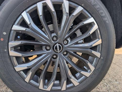 Everest White Pearl/Super Black 2026 Nissan Rogue Platinum