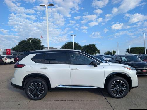 Everest White Pearl/Super Black 2026 Nissan Rogue Platinum