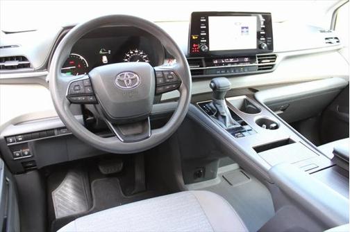 2022 Toyota Sienna LE