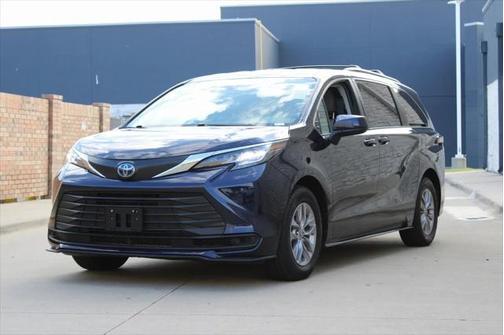 2022 Toyota Sienna LE