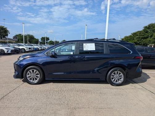 2022 Toyota Sienna LE
